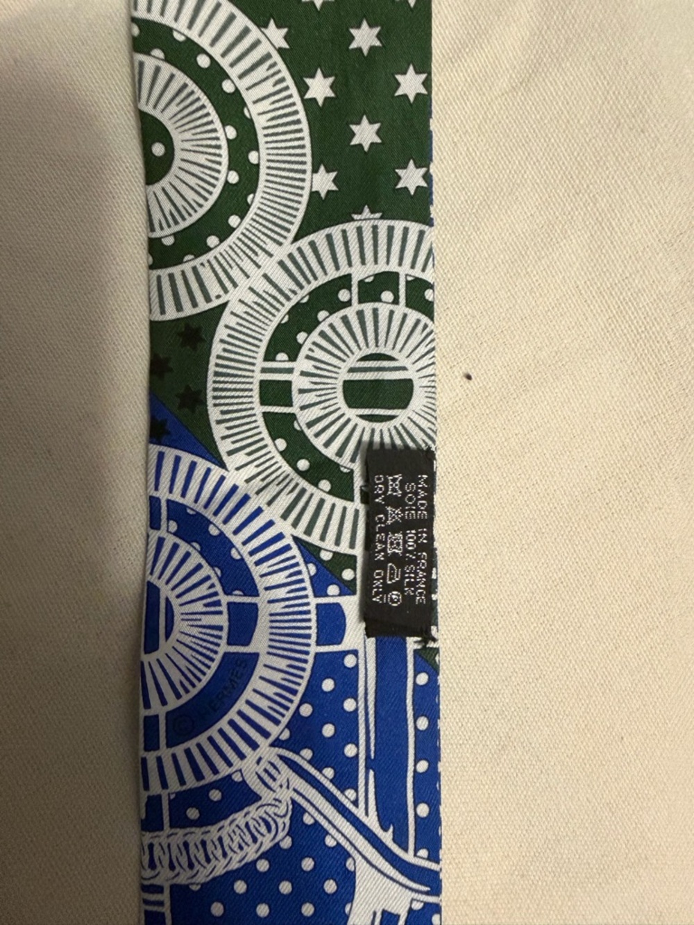 Hermès “Eperon D'or Bandana" Twilly
EUC  no stains, no tears - Picture 3 of 8